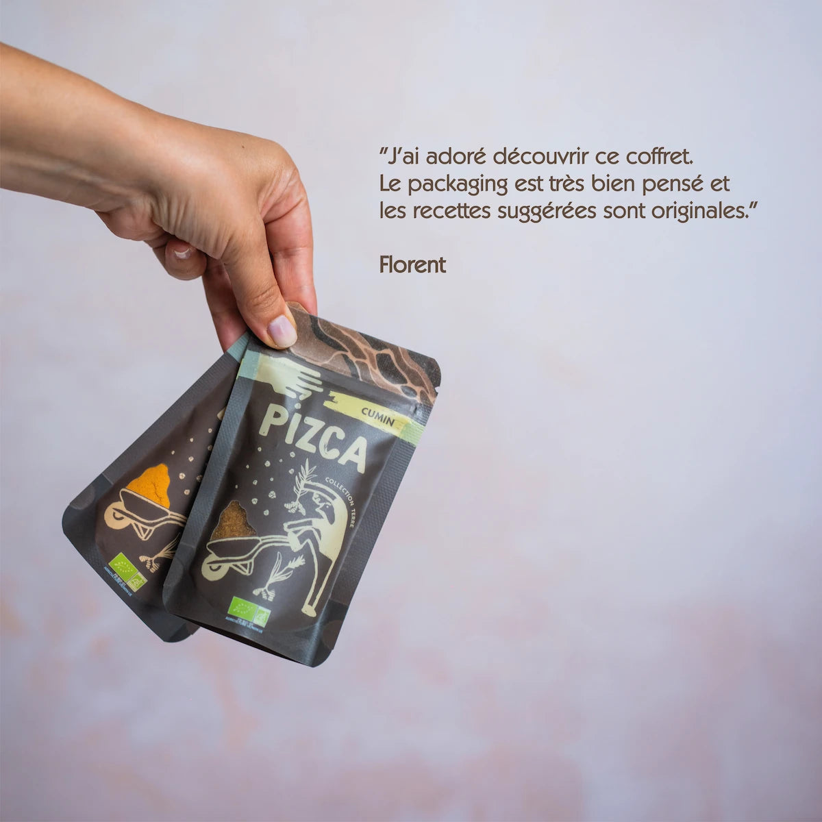 Témoignage client positif sur le coffret d'épices bio de Pizca avec deux sachets d'épices tenus à la main.