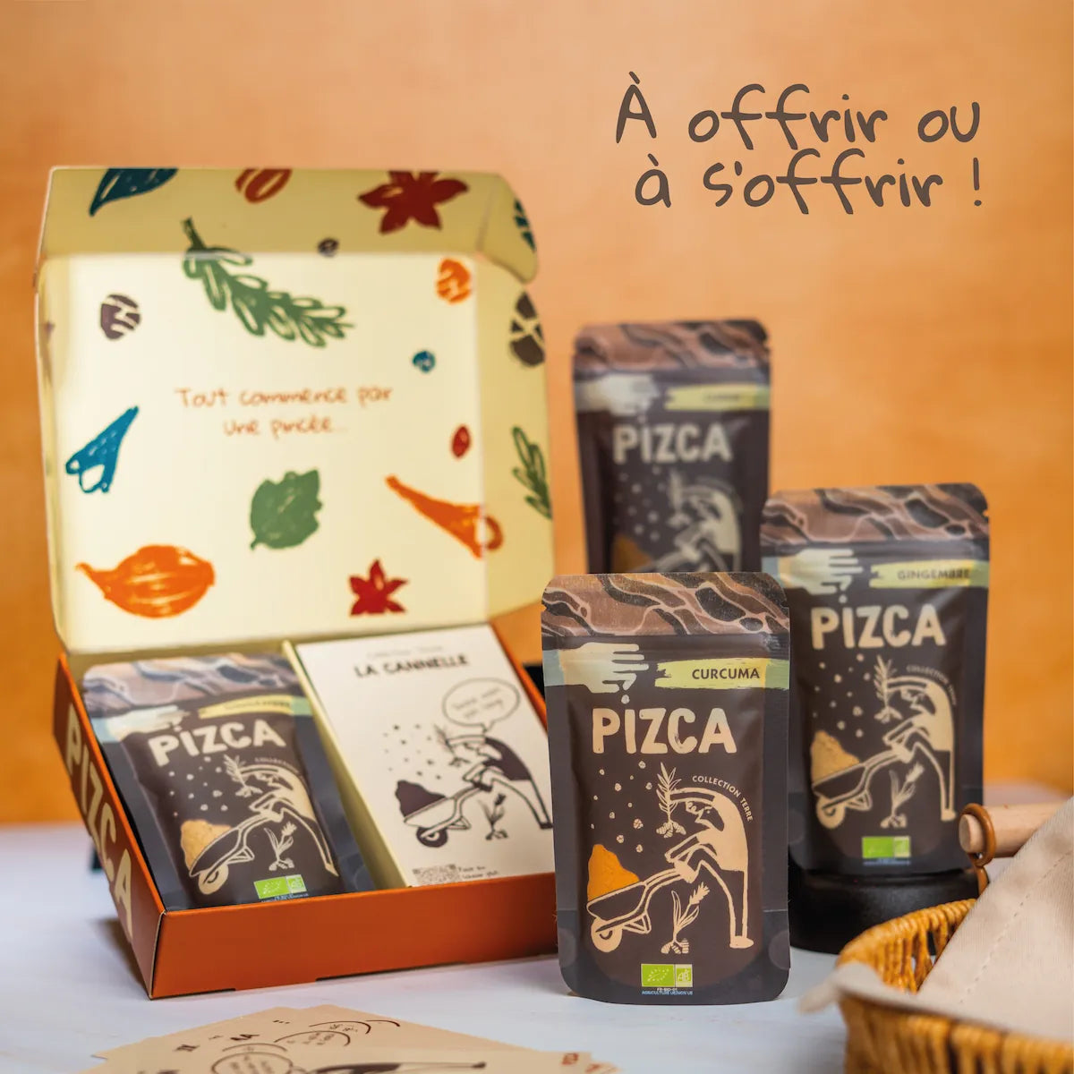 Vue du coffret Pizca ouvert présentant des sachets de Curcuma et Gingembre bio avec leurs livrets de recettes illustrés