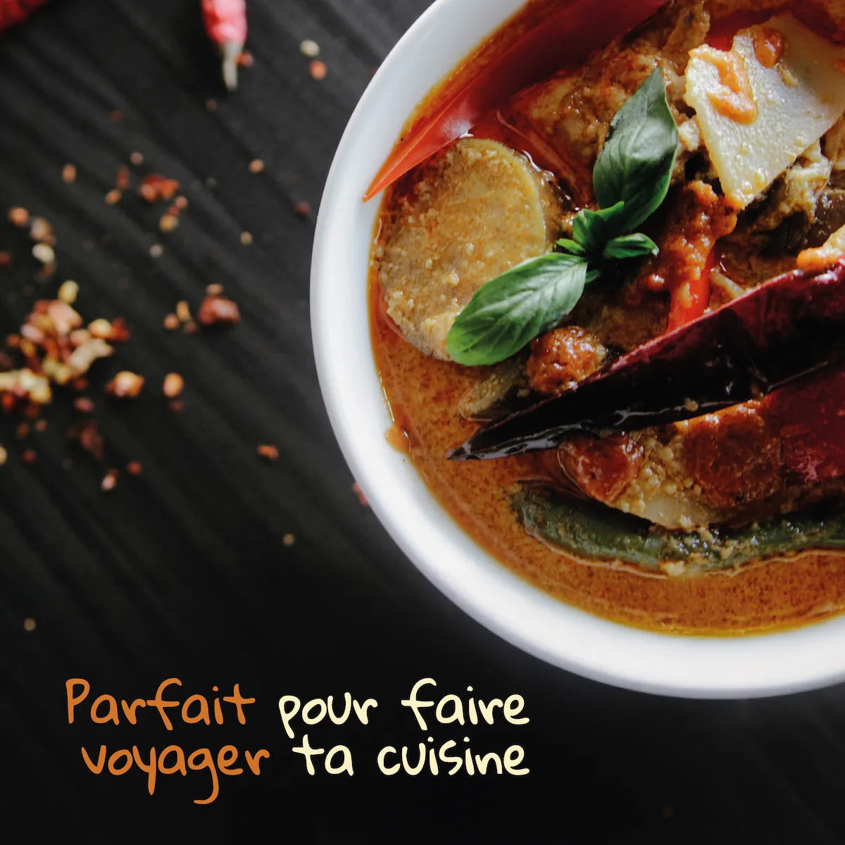 Plat de cuisine du monde épicé avec du basilic frais, illustrant l'utilisation des mélanges d'épices Pizca pour faire voyager ses plats.