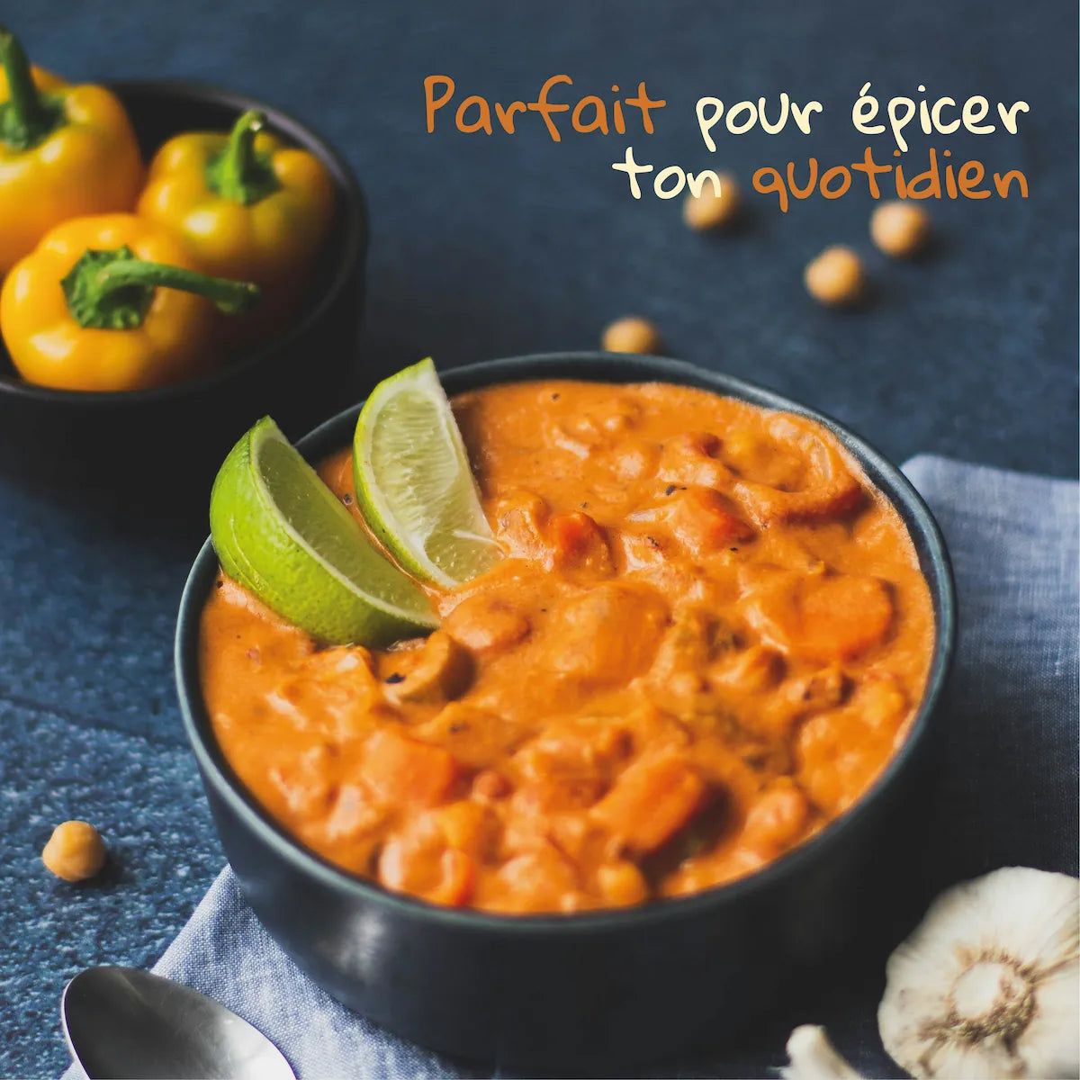 Bol de curry crémeux aux légumes et pois chiches garni de citron vert, cuisiné avec les mélanges d'épices bio du coffret Pizca