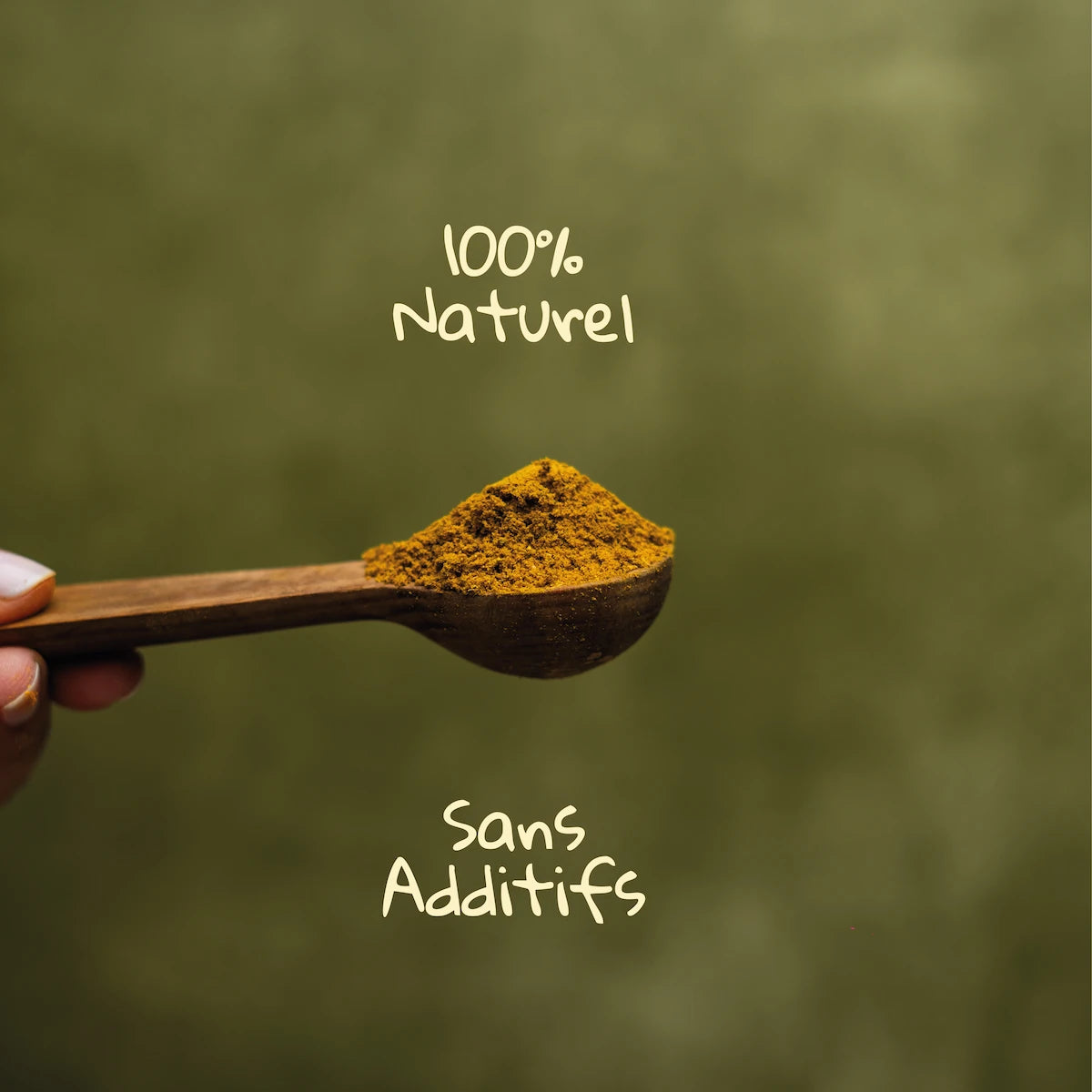 Cuillère en bois de Ras el Hanout moulu 100% naturel et sans additifs Pizca sur fond vert